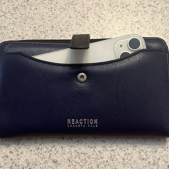Reaction Kenneth Cole Navy blue wristlet wallet - Picture 9 of 10